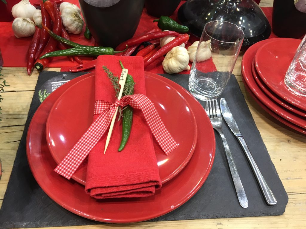 Tisch-Deko für Grillparty : Feurige Farbe und feuriger ...